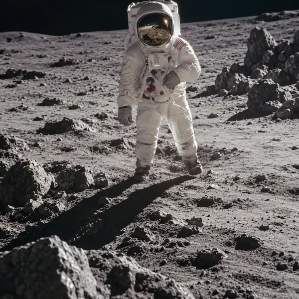 Ein Astronaut durchquert eine graue Mondlandschaft.