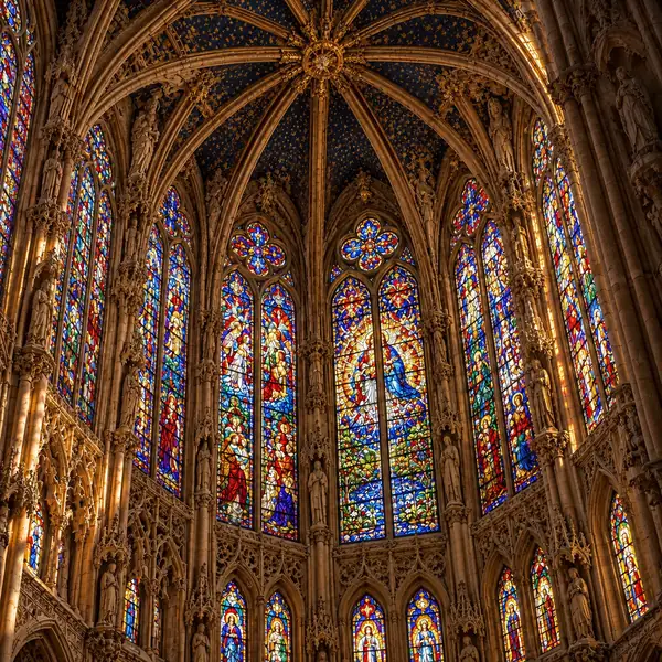 Die Kathedrale mit filigraneren Steinmetzarbeiten und detailreicherem Buntglas.